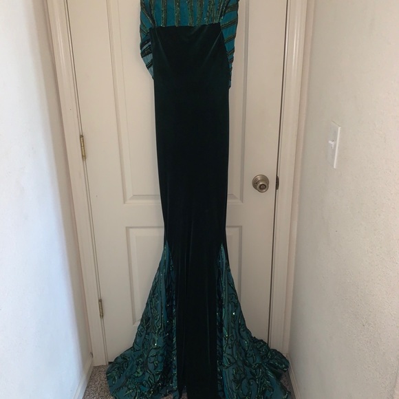Emerald Velvet Dress - Picture 6 of 12